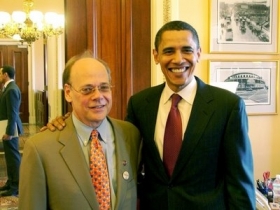 Autor omluvy Steve Cohen s Barackem Obamou.